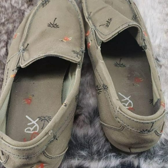 GBX Men’s Hawaiian Dancing Girls Slip On Shoes - Picture 7 of 9